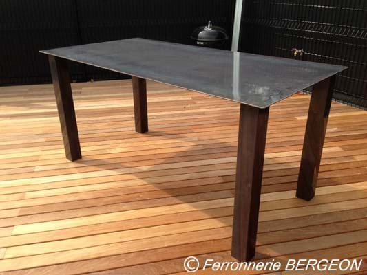 Image: Table finition brut vernis